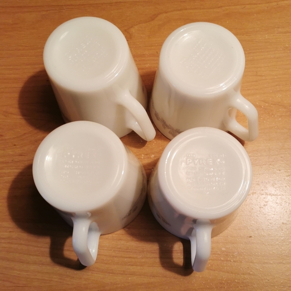 Set of 4 Pyrex Cups - Picture 5 of 7